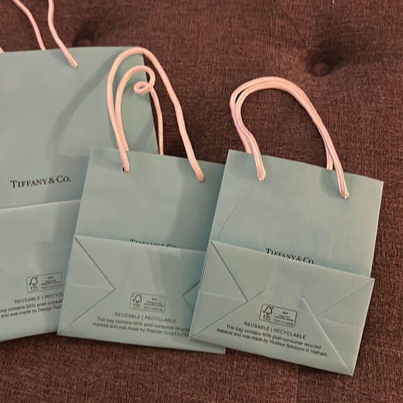Assorted sizes Tiffany & Co. bags - Picture 5 of 5